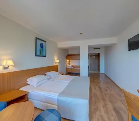 Хотел Madara Park