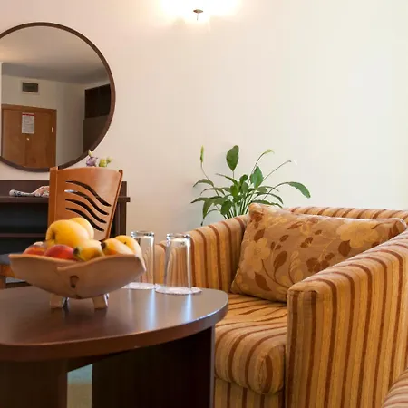 Хотел Madara Park